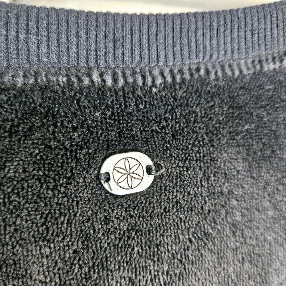 GAIAM Cozy Black Teddy Sweater Medium - Picture 6 of 10